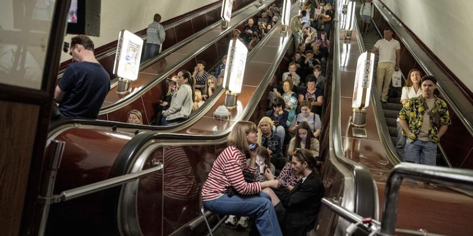 Residentes se refugian en una estación del Metro en Kiev, ayer.