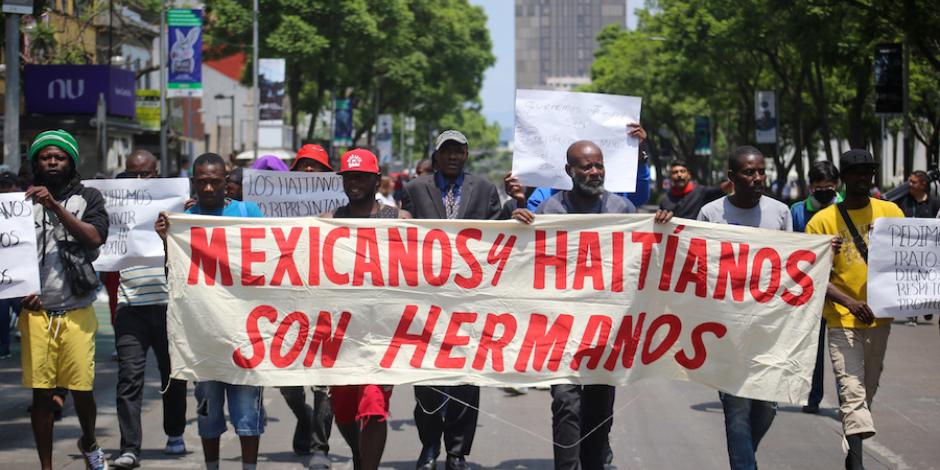 Un grupo de migrantes haitianos marchó ayer, de la Plaza Giordano Bruno al Zócalo.