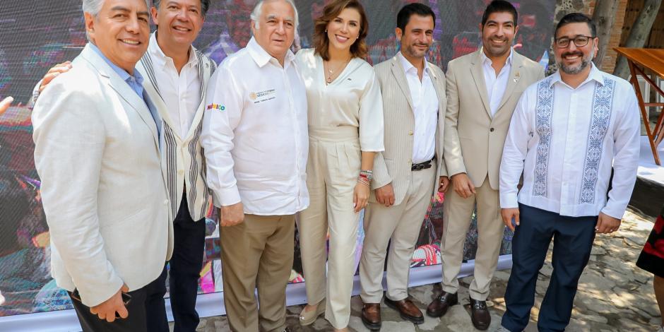 La gobernadora de Baja California, ayer, con los promotores del proyecto.
