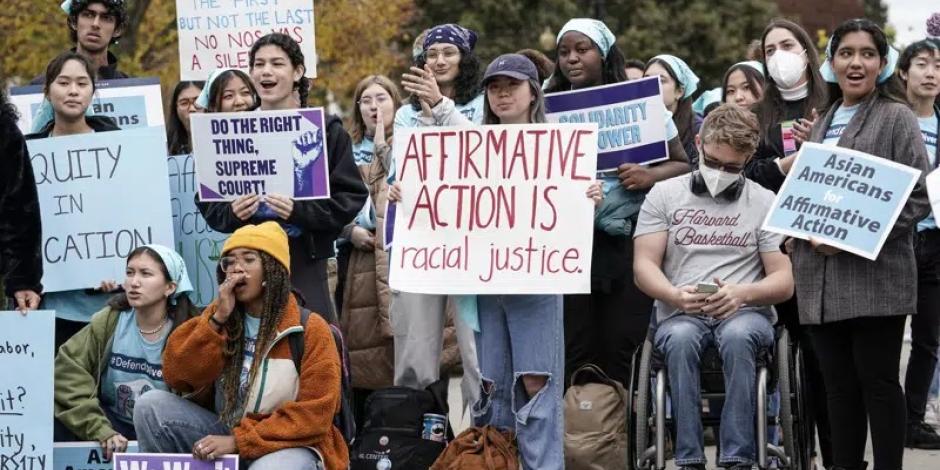 Varios activistas se manifiestan mientras la Corte Suprema escucha argumentos sobre dos casos que podrían decidir el futuro de la discriminación positiva en las admisiones universitarias, en Washington 31 de octubre de 2022.