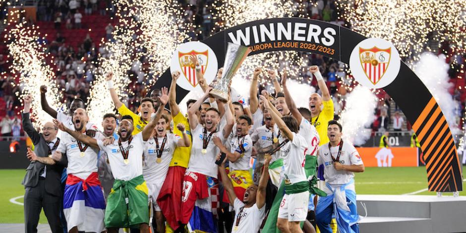 Futbolistas del Sevilla celebran con el trofeo, ayer, en Budapest.