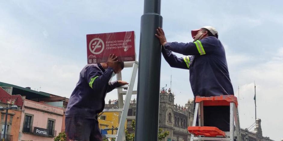 Trabajadores del gobierno capitalino iniciaron, ayer, la colocación de la señalización de espacios libres de humo en el Centro Histórico.