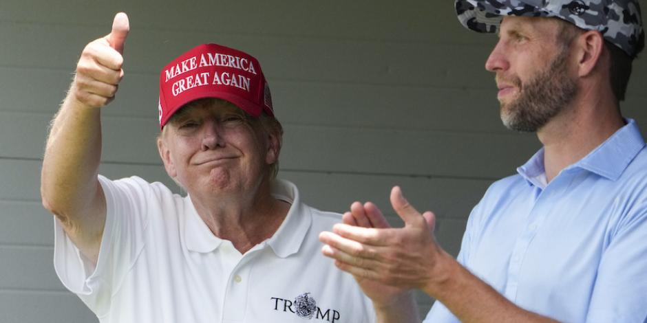 El aspirante republicano Donald Trump, junto a su hijo Eric, durante un juego de golf en Virginia la semana pasada.