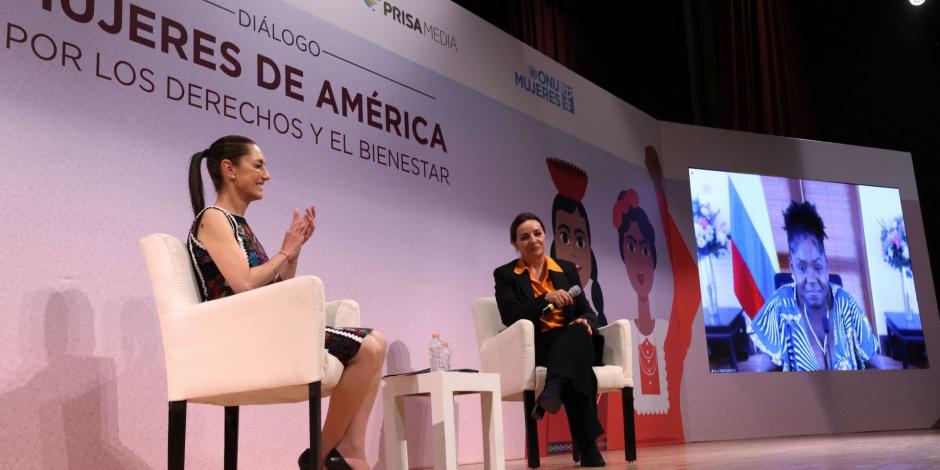 La jefa de Gobierno, ayer, con Pepa Bueno, directora de El País.