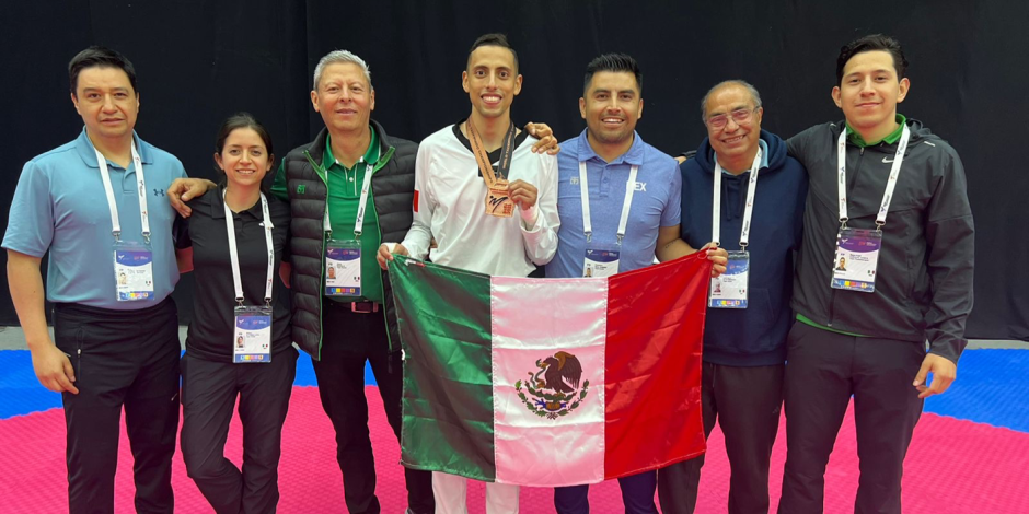 Carlos Navarro y su equipo en el Mundial de Taekwondo