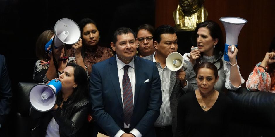 El pasado 28 de abril, senadores de Morena aprobaron en una sede alterna 20 reformas a diversas leyes, ante la imposibilidad de sesionar en Reforma por la toma de la tribuna por parte de la oposición.