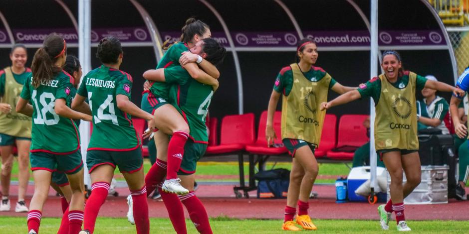 Futbolistas de la Selección Mexicana Femenil festejan un gol contra Canadá en las semifinales del Premundial Sub 20.