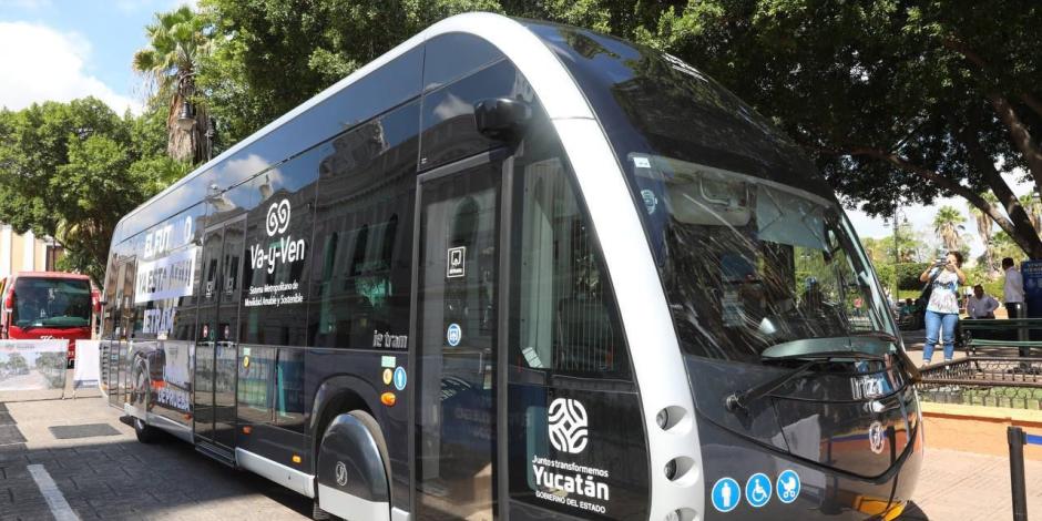 Mauricio Vila Dosal supervisa la unidad de prueba del Ie-tram, transporte público 100% eléctrico y único en Latinoamérica que está transformando la movilidad en Yucatán