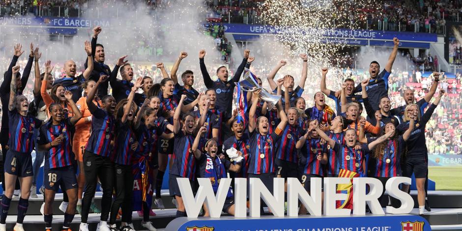 La capitana del Barcelona Alexia Putellas levanta el trofeo tras ganar la Champions League al vencer al Wolfsburg por 3-2 en el Estadio del PSV el sábado 3 de junio del 2023