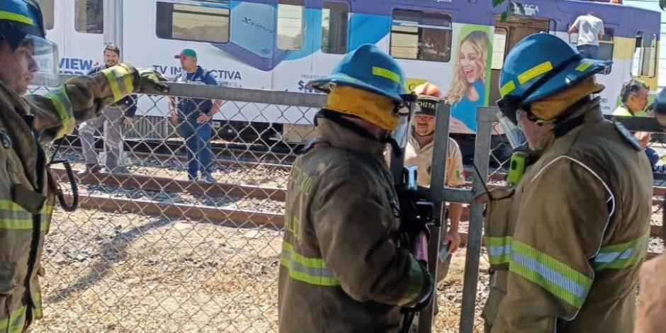 Elementos de seguridad supervisan incidente en Línea 1 del Tren Ligero de Guadalajara.