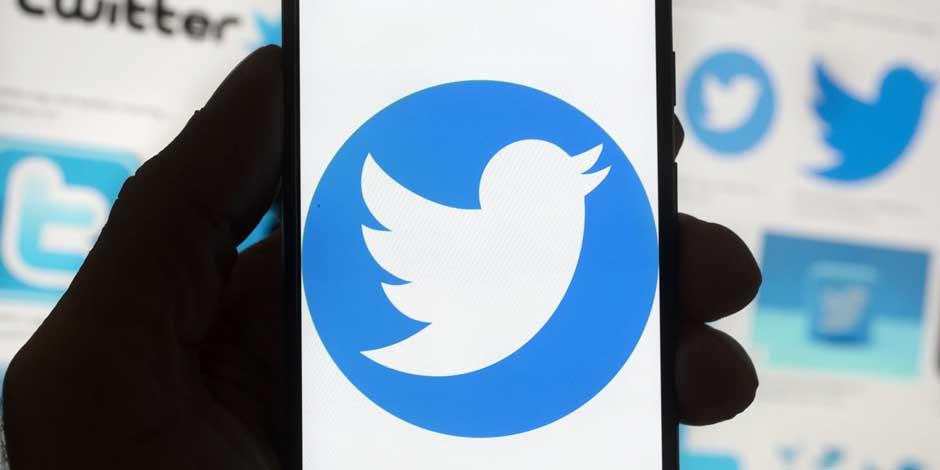 El logotipo de Twitter se ve en un teléfono celular