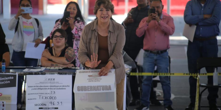 Delfina Gómez en el momento en que emitió su voto este domingo.