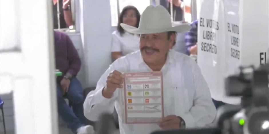 Armando Guadiana, candidato por Morena para la gubernatura de Coahuila, al emitir su voto.