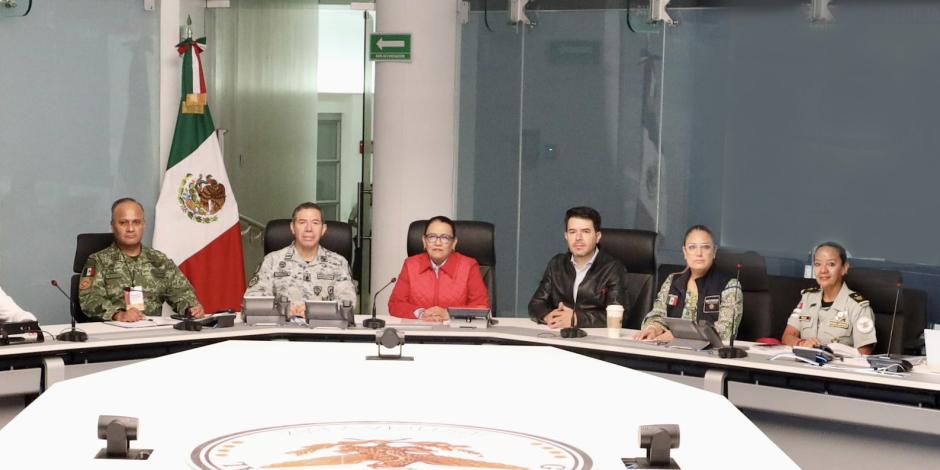 Rosa Icela Rodríguez, titular de la Secretaría de Seguridad y Protección Ciudadana (centro, rojo), informó sobre la instalación del centro de monitoreo.