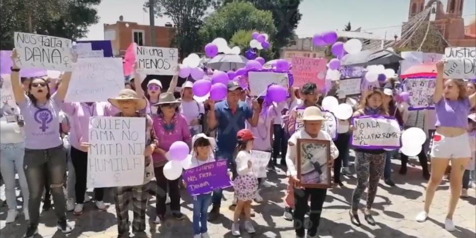Amigos y familiares de la adolescente de 17 años de edad realizaron un acto de protesta sobre la carretera federal México-Puebla, a la altura del paraje La Venta, ayer.