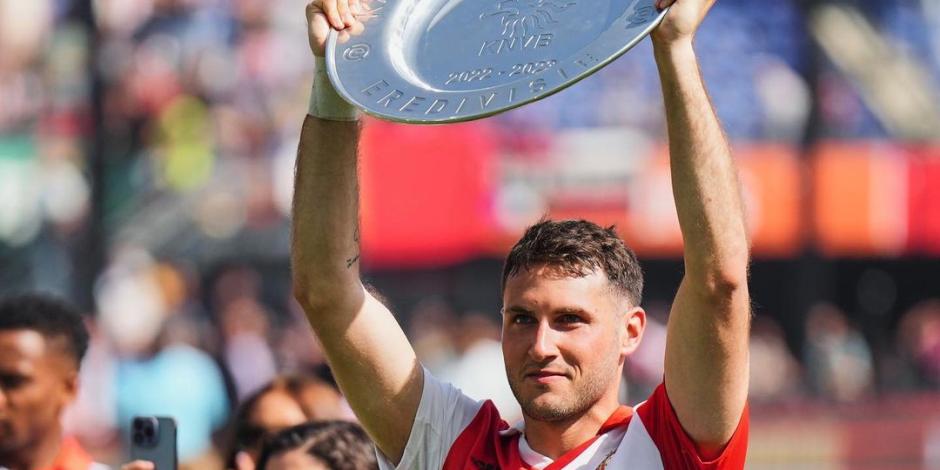 El delantero mexicano Santiago Giménez celebra el título de la Eredivisie de Países Bajos con el Feyenoord