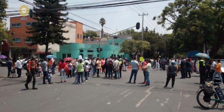 VIDEO. Vecinos bloquean en la Colonia Del Valle para que retiren espectaculares