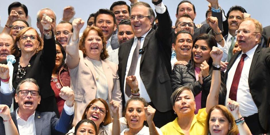 La senadora Martha Lucía Micher (fila de en medio, 1a de izq. a der.), durante la conferencia que encabezó el canciller (centro) el pasado martes.