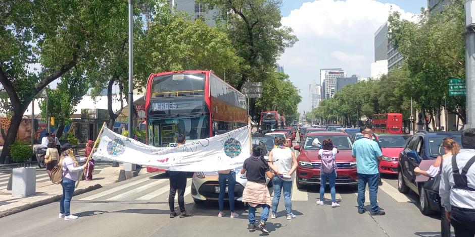 Madres y padres de familia e integrantes de la Colectiva Violeta bloquean Paseo de la reforma a la altura de la Glorieta de las Mujeres que Luchan para denunciar casos de abuso sexual en escuela afiliada a la UNAM