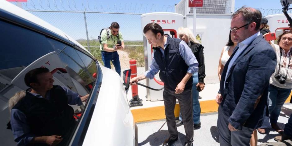 Inaugura Esteban Villegas cargador de vehículos Tesla en Durango.