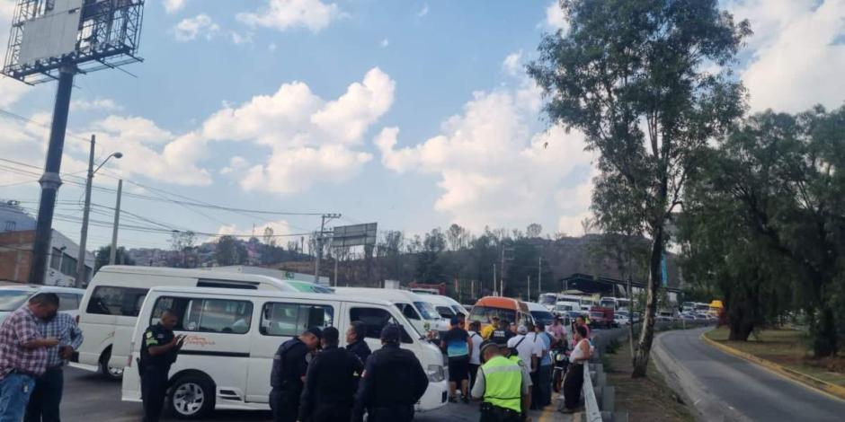 Transportistas bloquean la México-Pachuca por falta de pago del IEEM.