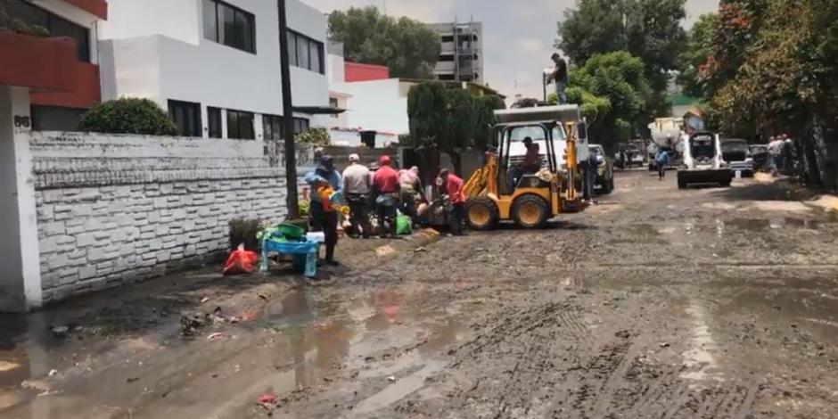 Trabajadores del municipio realizaron labores para retirar el lodo de las casas y calles afectadas, ayer.