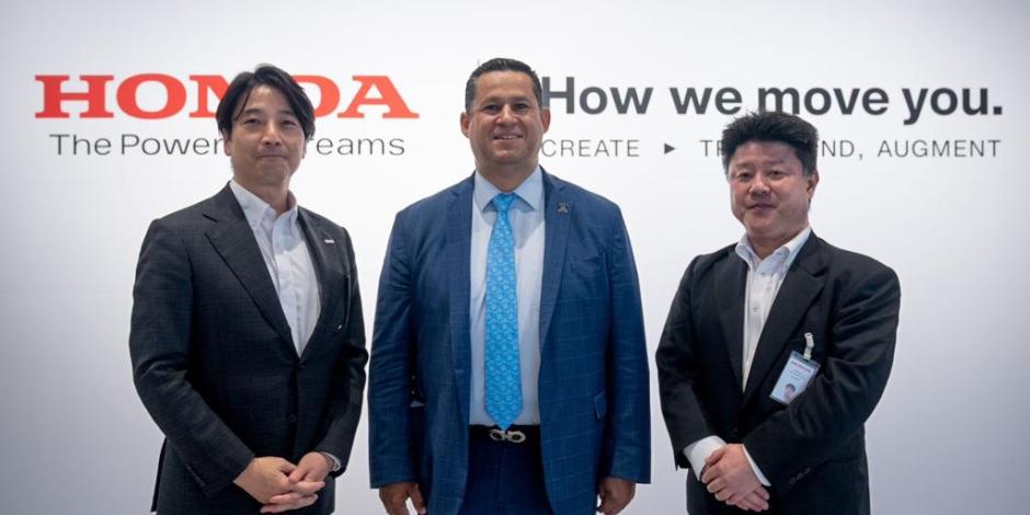 El gobernador Diego Sinhue (centro) con directivos de HONDA, en Tokio, ayer.