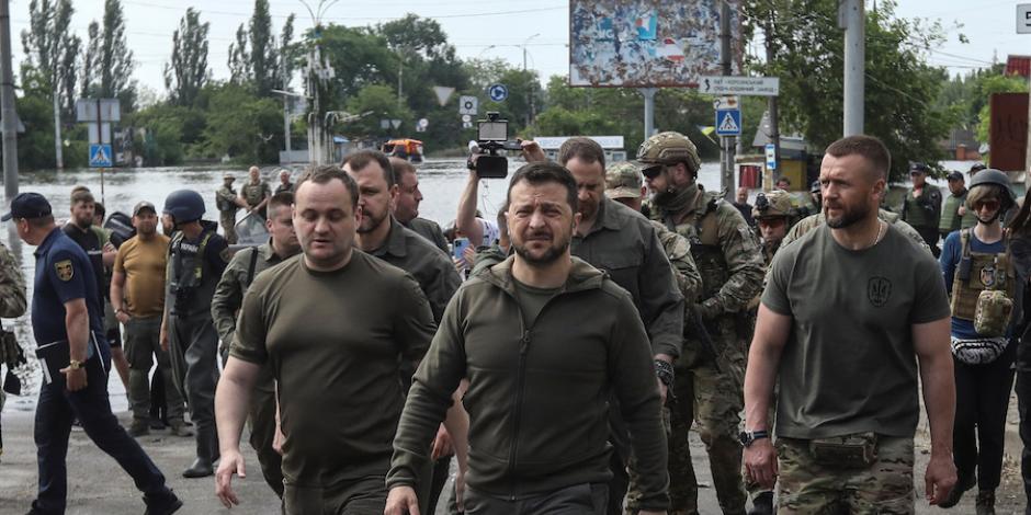 El presidente de Ucrania, Volodimir Zelenski, visita el área inundada tras el quiebre de la presa de Nova Kajovka, ayer en Jerson.