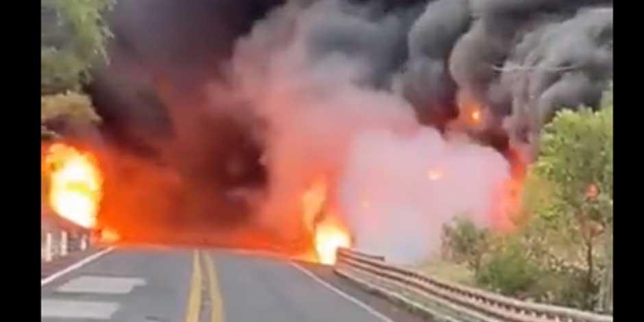 Arde pipa con combustible en la curva de la entrada a Taxco, en Guerrero (VIDEO)