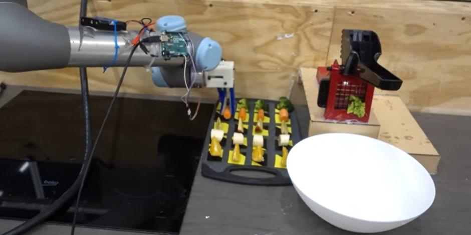 Un robot aprende recetas al ver videos de YouTube.