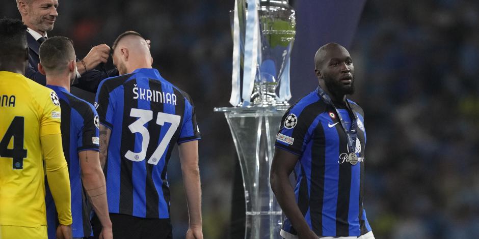 Romelu Lukaku, derecha, delantero del Inter de Milan tras recibir la medalla de subcampeón de la Champions League