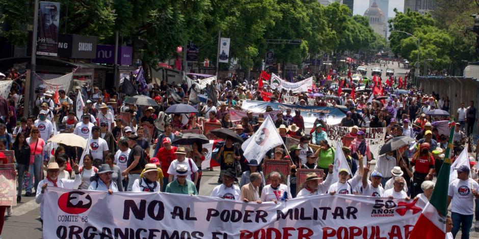 Se llevo a cabo  la marcha por el 52 aniversario del Halconazo, diversos contingentes salieron del metro Normal con destino al Zócalo capitalino