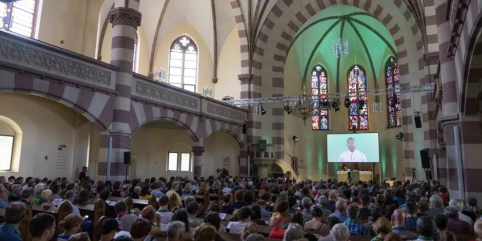 Un servicio religioso generado casi en su totalidad por inteligencia artificial, en una iglesia en Nuremberg, Alemania.