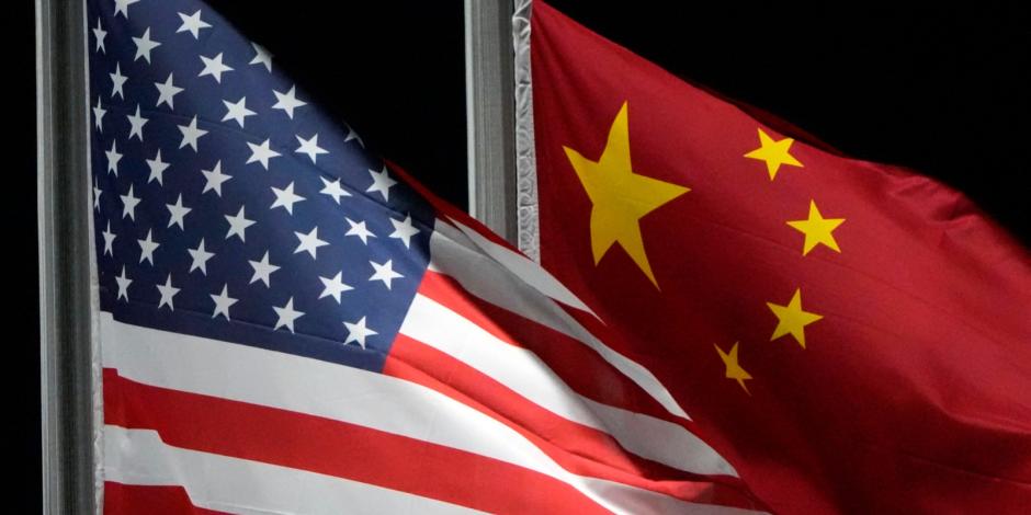 Las banderas de Estados Unidos y China ondean en el Parque Nevado Genting el 2 de febrero de 2022 antes de los Juegos Olímpicos de Invierno de ese año en Zhangjiakou, China.