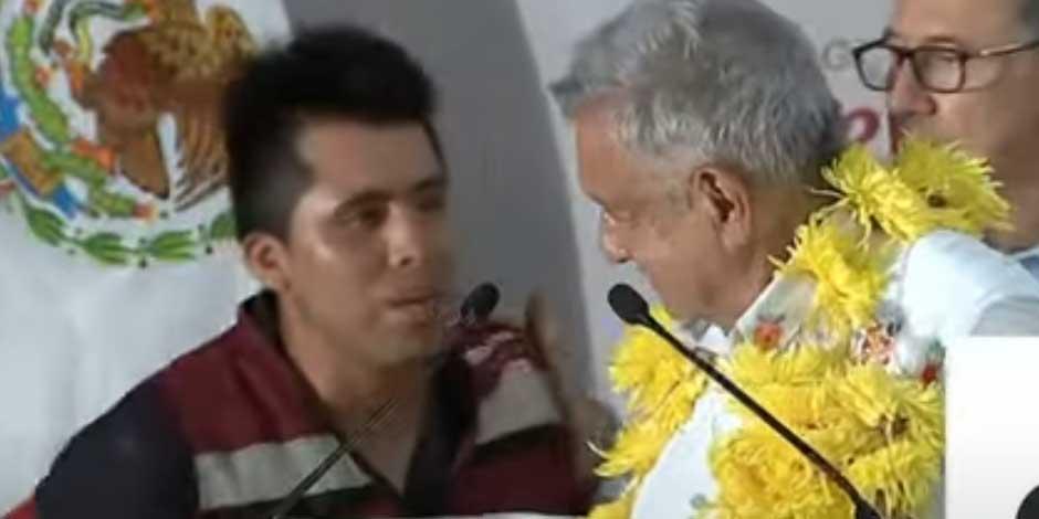Este es el momento en que unjoven interrumpe discurso de AMLO para mostrar pancarta en favor de Adán Augusto López