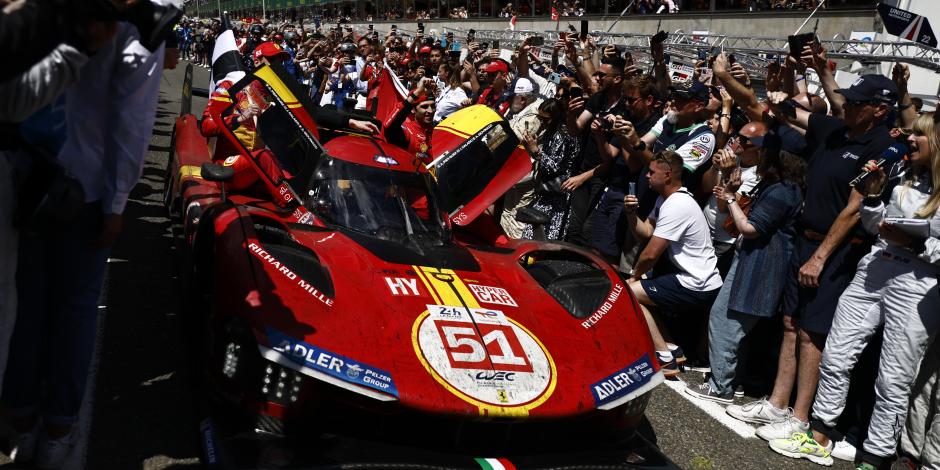 Los pilotos del Ferrari AF Corse, Antonio Giovinazzi, Alessandro Pier Guidi y James Calado, celebran su victoria en las 24 Horas de Le Mans