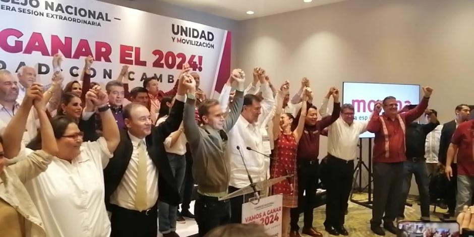 Morenistas levantan los brazos al terminar la conferencia donde se dierona  conocer los detalles del método con el que elegirán a su candidato presidencial para 2024