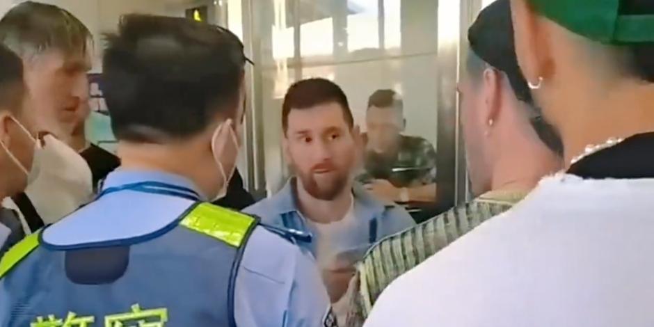 Lionel Messi fue detenido en el aeropuerto de Beijing, China.