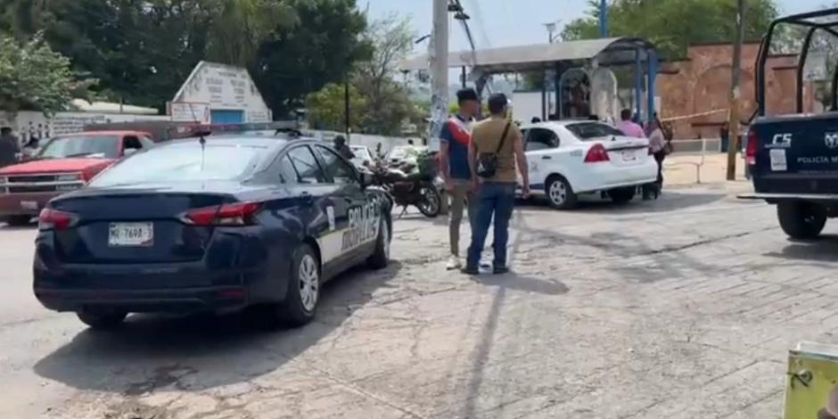 Elementos de la Policía Estatal resguardaron el lugar en donde ayer fueron asesinadas dos personas, afuera del panteón de la colonia Prohogar en Emiliano Zapata.
