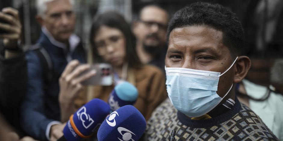 Manuel Ranoque habla con la prensa afuera del hospital militar de Bogotá el pasado 11 de junio.