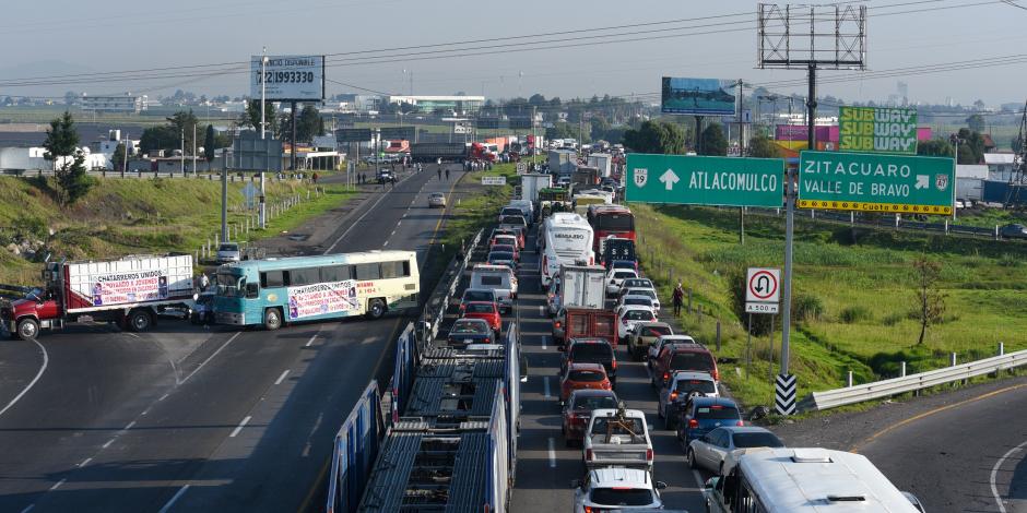 La interrupción del tránsito por los manifestantes provocó filas  kilométricas de vehículos en la autopista Toluca-Atlacomulco y en otros puntos de la zona, ayer.