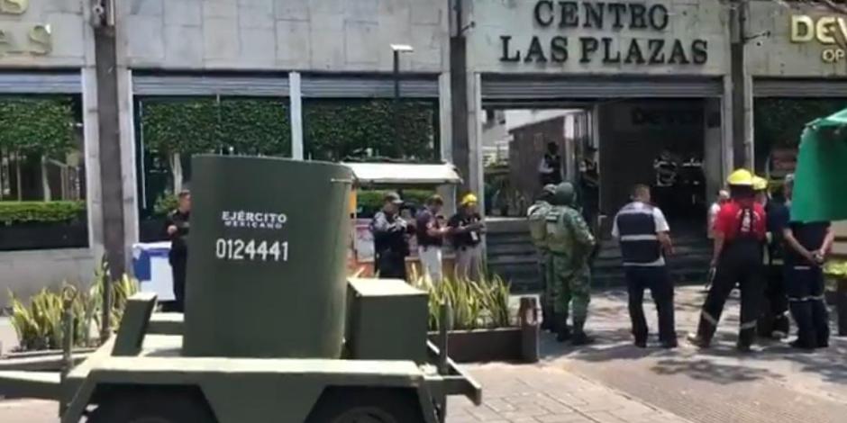 El Ejército desplegó personal especializado en explosivos al centro comercial  Las Plazas, tras una de las amenazas, ayer.