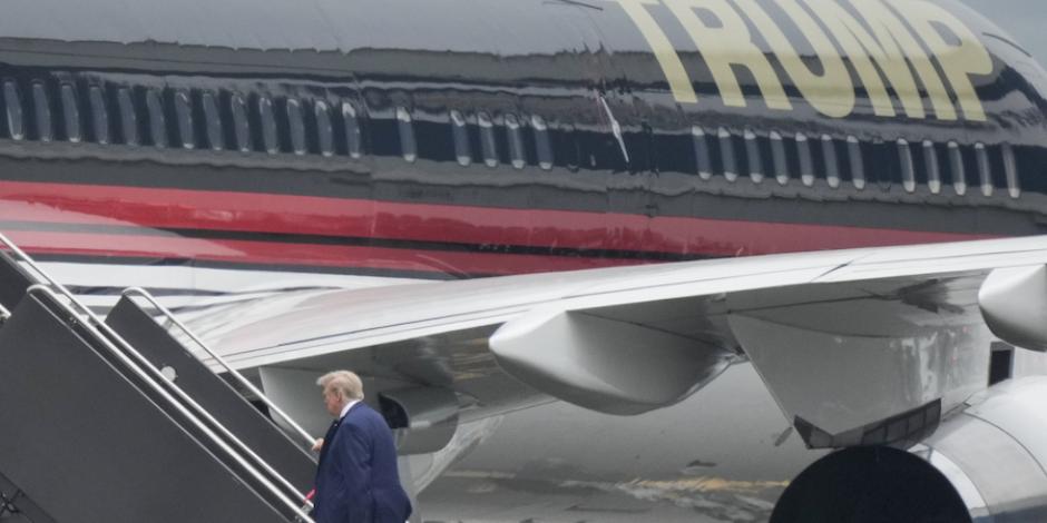 Donald Trump aborda su avión privado rumbo a Florida, ayer.