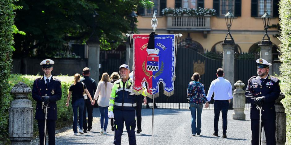 Carabinieri vigilan la residencia en donde la familia despide a Berlusconi, ayer.