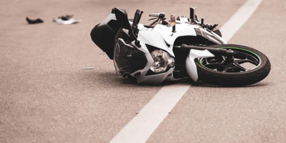 La muerte de un joven motociclista fue captada en video luego de que se impactó contra una camioneta cuando participaba en una carrera clandestina.