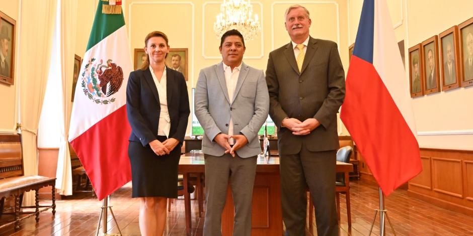El gobernador sostuvo una reunión con Zdenêk Kubánek Embajador Extraordinario y Plenipotenciario de la República Checa en México, Belice, El Salvador, Guatemala Honduras y Nicaragua.