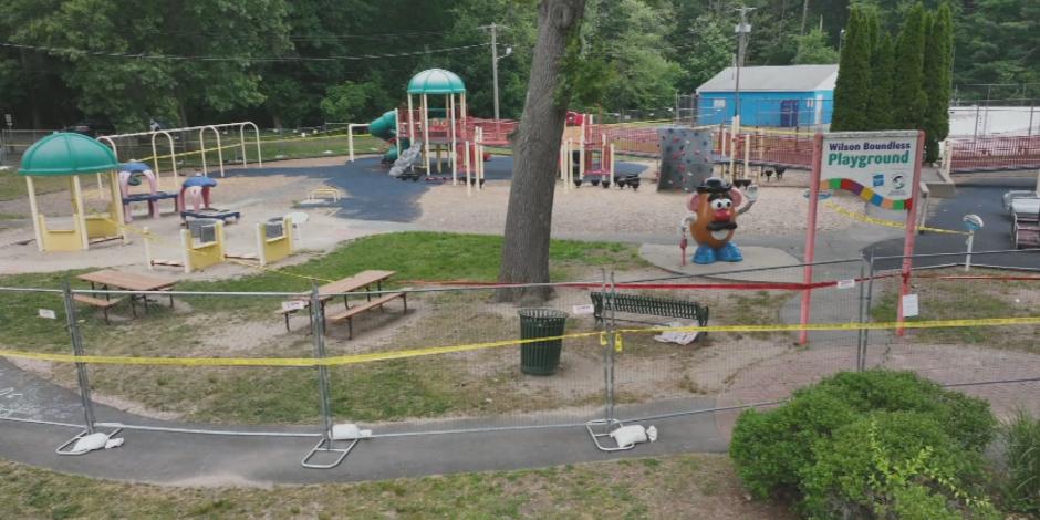 Niños sufren quemaduras con ácido tras subirse a resbaladillas en un parque de juegos.