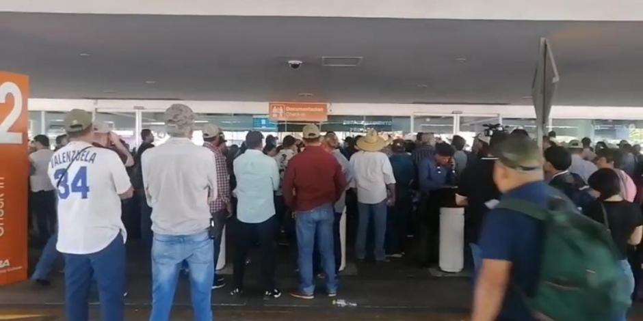 Decenas de productores rurales de Sinaloa crearon una valla humana que impidió el acceso a la terminal aérea, ayer.