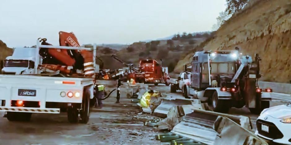 Un tráiler cargado con 30 toneladas de madera impactó a otros cuatro vehículos en la México-Puebla, donde por el accidente se crearon largas filas de autos en ambos sentidos.