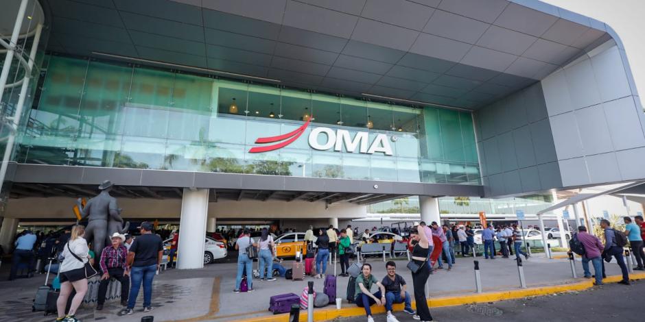 El Aeropuerto Internacional de Culiacán informó de la reapertura de operaciones luego de permanecer casi dos días cerrado por un bloqueo de agricultores de la región, quienes piden garantías de precios para cosechas de productos como maíz y trigo.